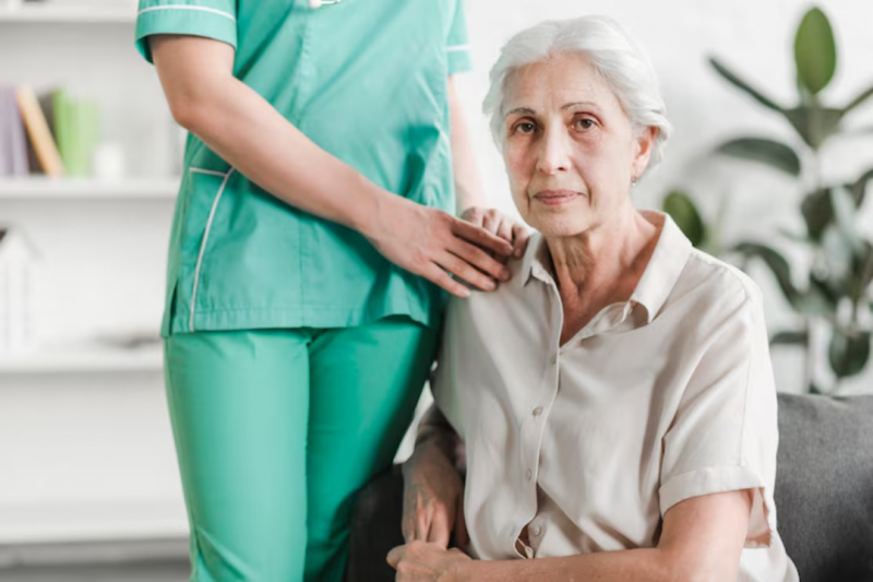 O que considerar ao escolher uma cuidadora de idosos e acompanhante hospitalar O que considerar ao escolher uma cuidadora de idosos e acompanhante hospitalar